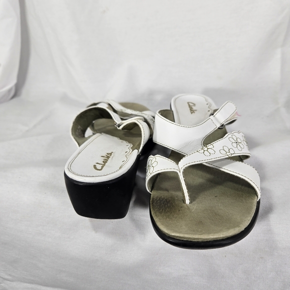 Clarks Sandal Leather White Wedge Heel Floral Design on 2 Straps Womens 9 M - Picture 3 of 8